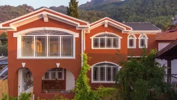 Üzümlü'de Orman ve Dağ Manzaralı Satılık Villa